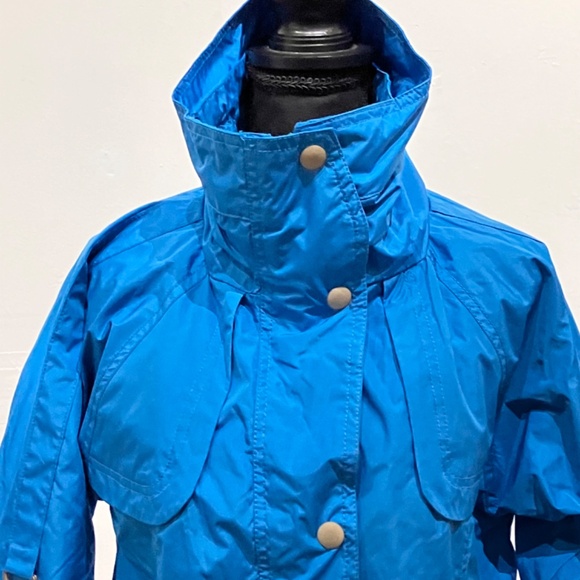 Pink envelopes, Crillion, blue windbreaker jacket - Picture 6 of 15